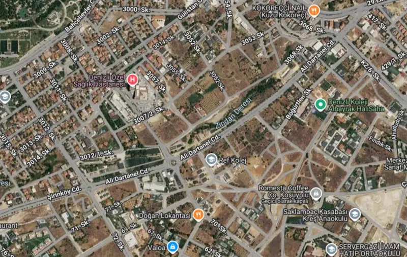Ana Cadde Üzerinde, KOŞUYOLU ERPA SAĞLIK HASTANESİ-OKLU KARŞISI KİRALIK ARSA — fotoğraf 1