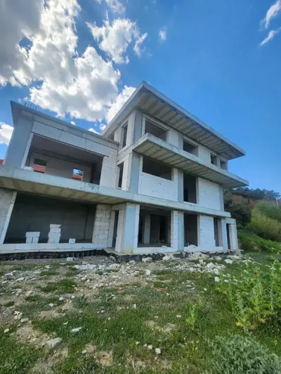 Babadağ  ahıllı  2500 metre arsa içinde natamam villa   